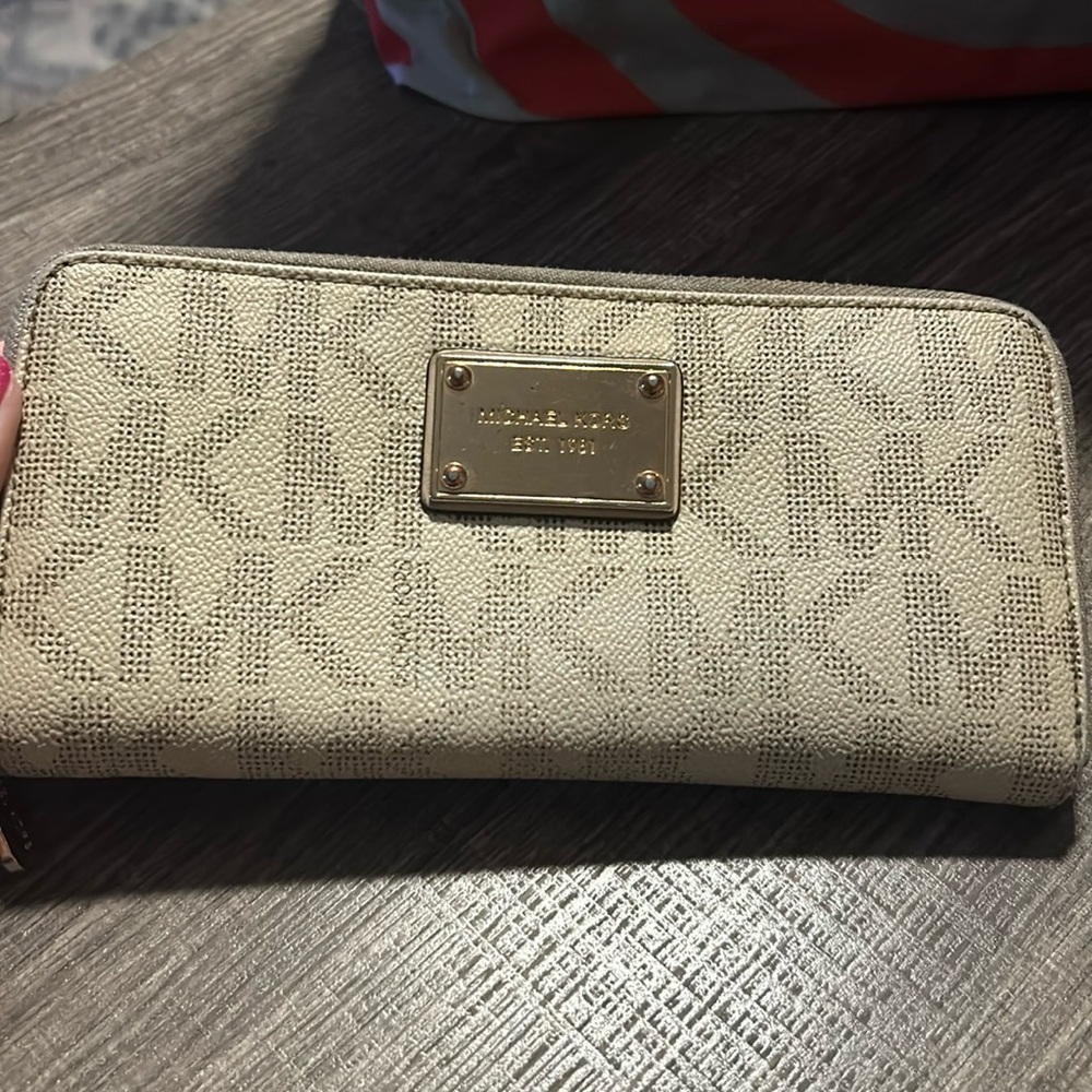 White MK wallet ✨